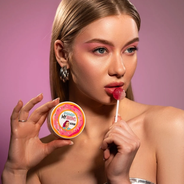 Donat-rozowy-peeling-do-brwi-Pimp-My-Brows.webp