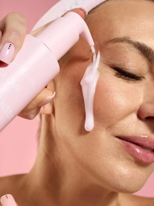 8e08793f-b3b8-42b3-83e8-557d8eb7323b_i-swederm-glow-face-cleanser-zel-oczyszczajacy-do-twarzy-150ml.webp